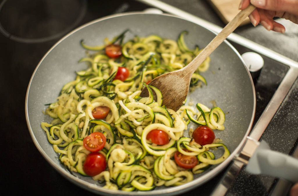 Zoodles al pesto di avocado e basilico con Ultimate Spiralizer!