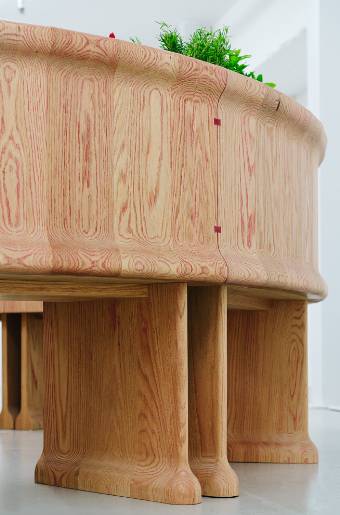 Un’innovativa tecnica per tingere il legno per il Blushing Bar: banco bar realizzato in quercia rossa americana