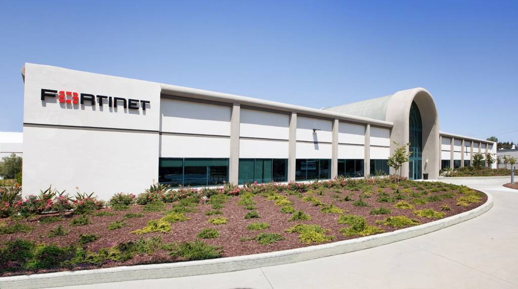 Il firewall Fortinet di ultima generazione combina networking e sicurezza in un’unica piattaforma  per proteggere l’edge e la forza lavoro da remoto